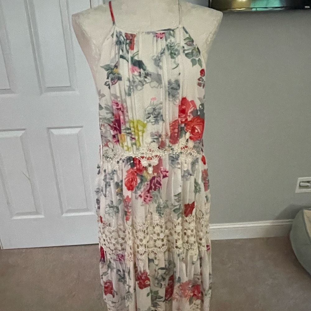 Gorgeous floral and lace Anthropologie dress.